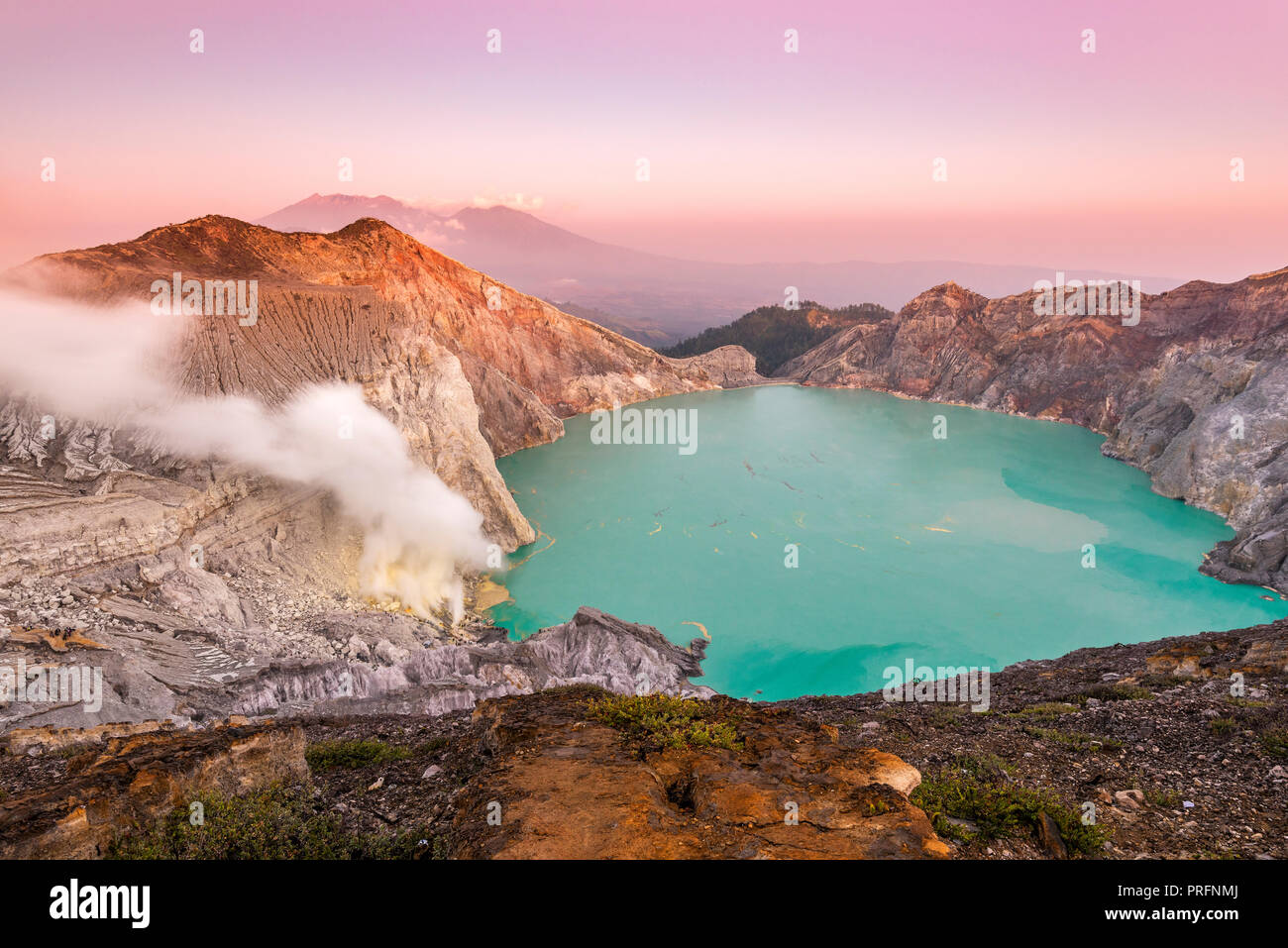 Kawah Ijen del vulcano e del lago del cratere di sunrise, Java, Indonesia Foto Stock
