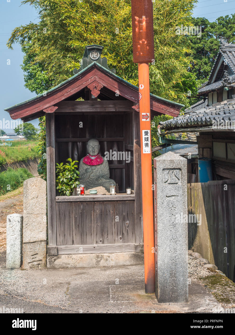Santuario su strada con segnavia, henro no Michi pellegrino trail, tra Kokubinji e Yokomineji, 88 tempio pellegrinaggio, Ehime Shikoku Giappone Foto Stock
