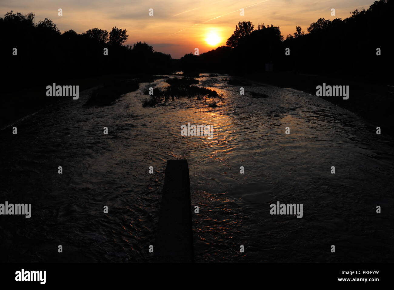 Una bellissima ultima sunshine il giorno sopra il fiume con il ponte di pietra e foresta nera Foto Stock