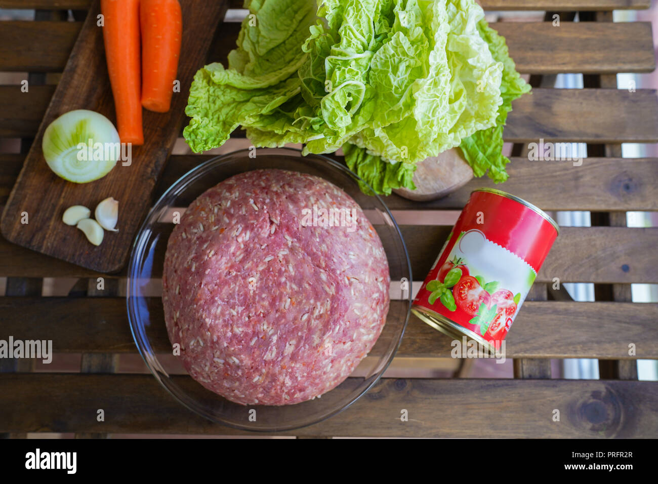 Involtini di cavolo ripiene di carne e di grits preparato per la cottura. Foto Stock