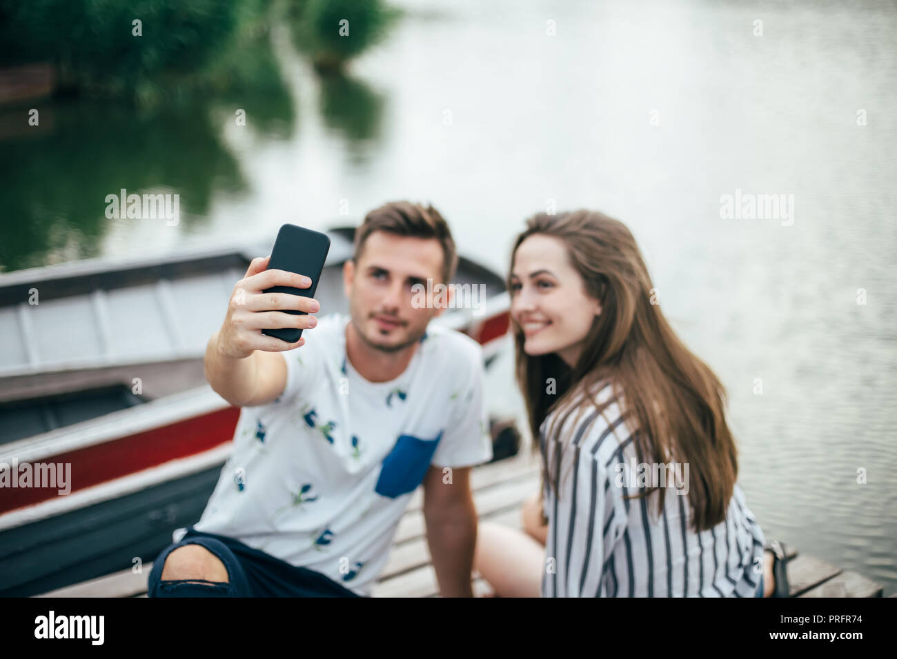 Giovane bella giovane tenendo selfie su picnic romantico Foto Stock