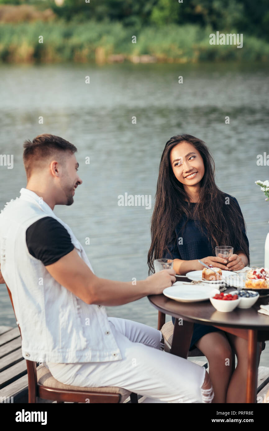 Felice di amare giovane gustando la prima colazione nella natura. L'amore, incontri, food concept Foto Stock
