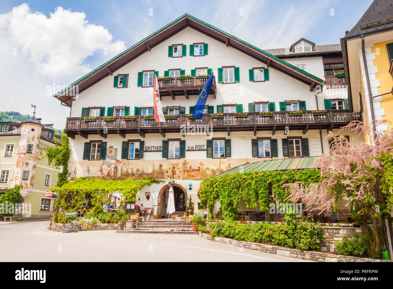 Sankt Gilgen, Austria - 23 Maggio 2017: Hotel Gasthof Zur Post in una tipica casa austriaca sulla piazza principale della cittadina austriaca Sankt Gilgen. Foto Stock