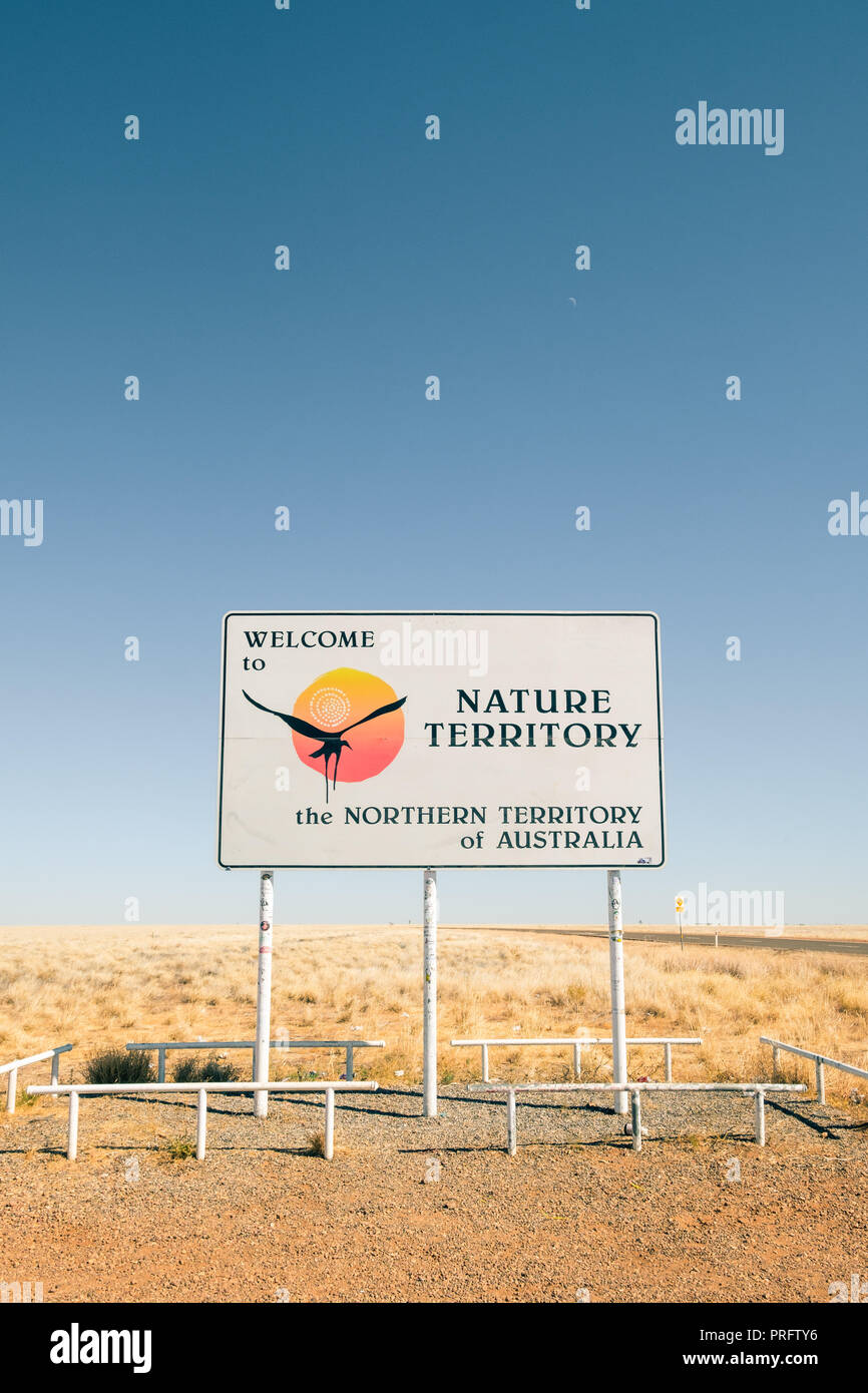 Segno al confine del Territorio del Nord e Queensland, Australia Foto Stock