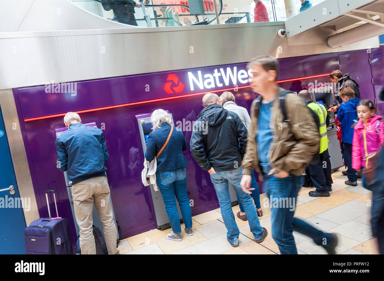La stazione ferroviaria di Paddington, Londra, Regno Unito. Le persone che usano Natwest ATM dell'atrio Foto Stock