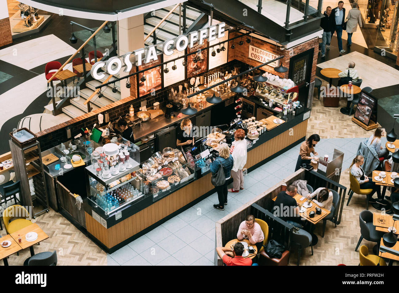 Varsavia, Polonia - 27 Settembre 2018: persone che visitano la Costa Coffee coffeehouse in shopping mall. Costa Coffee è la seconda più grande catena coffeehouse ho Foto Stock