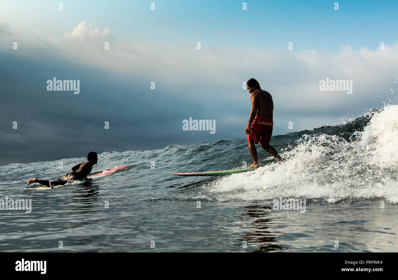 Longboard surf un ondata di Batu Karas, Java, Indonesia Foto Stock