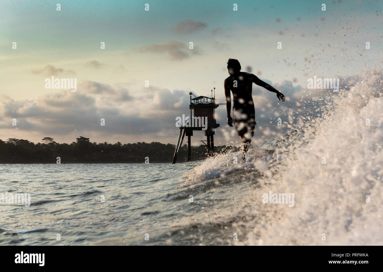 Longboard surf un ondata di Batu Karas, Java, Indonesia Foto Stock