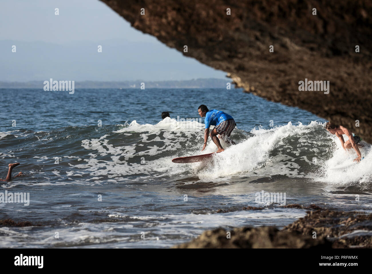 Longboard surf un ondata di Batu Karas, Java, Indonesia Foto Stock