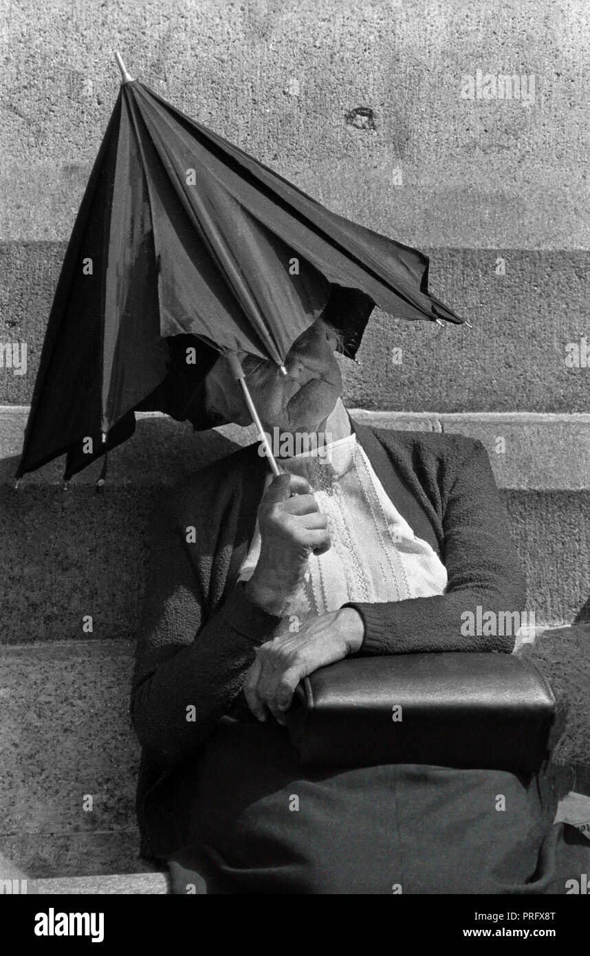 Onda di Calore Trafalgar Square Londra Inghilterra 1976 Donna sheilds se stessa dal record rompendo il calore durante l'ondata di calore di 1976 a Trafalgar Square a Londra. Foto Stock