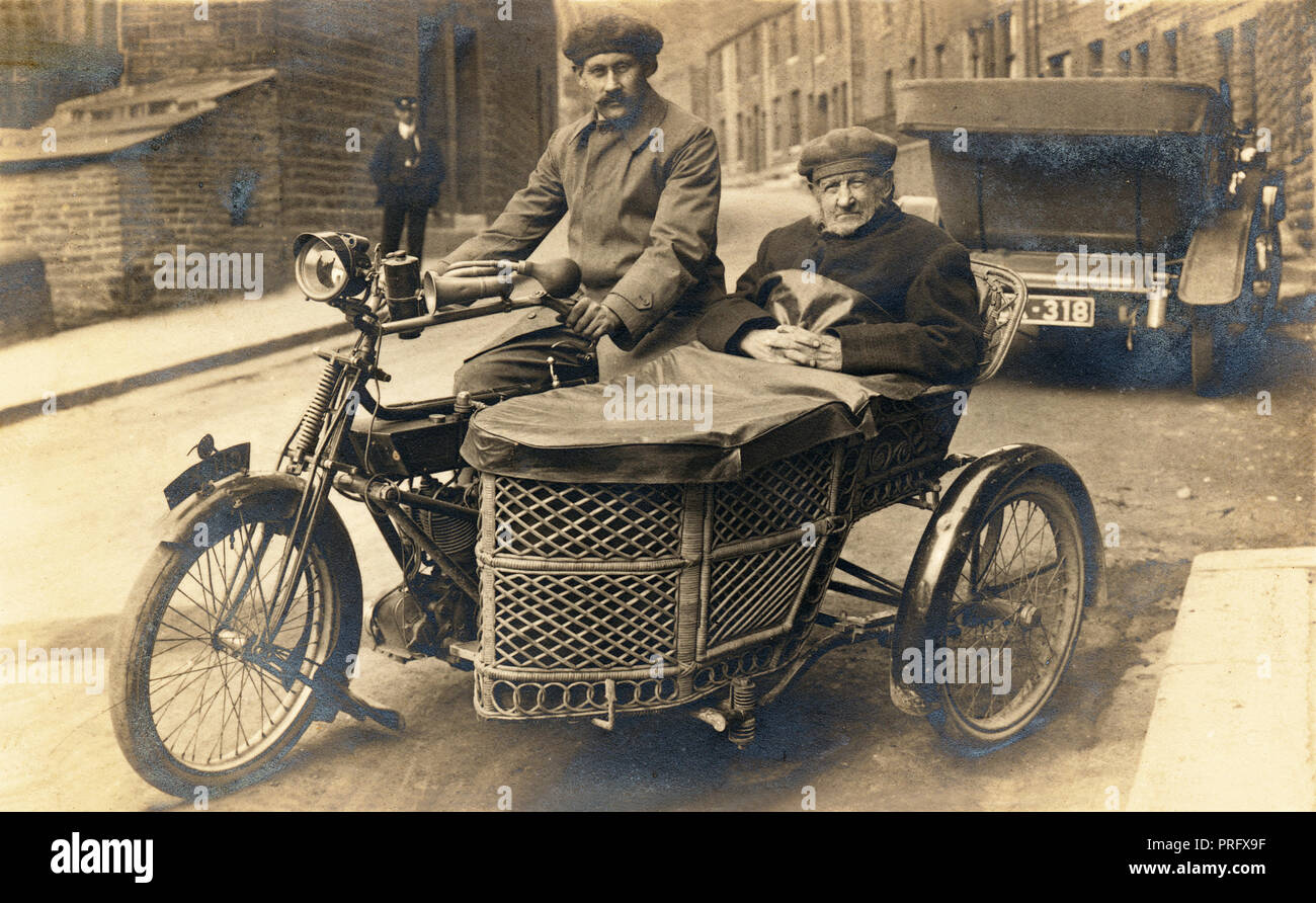 Due colleghi su un 1907 Royal Enfield moto & sidecar di vimini per la strada circa 1910 Foto Stock