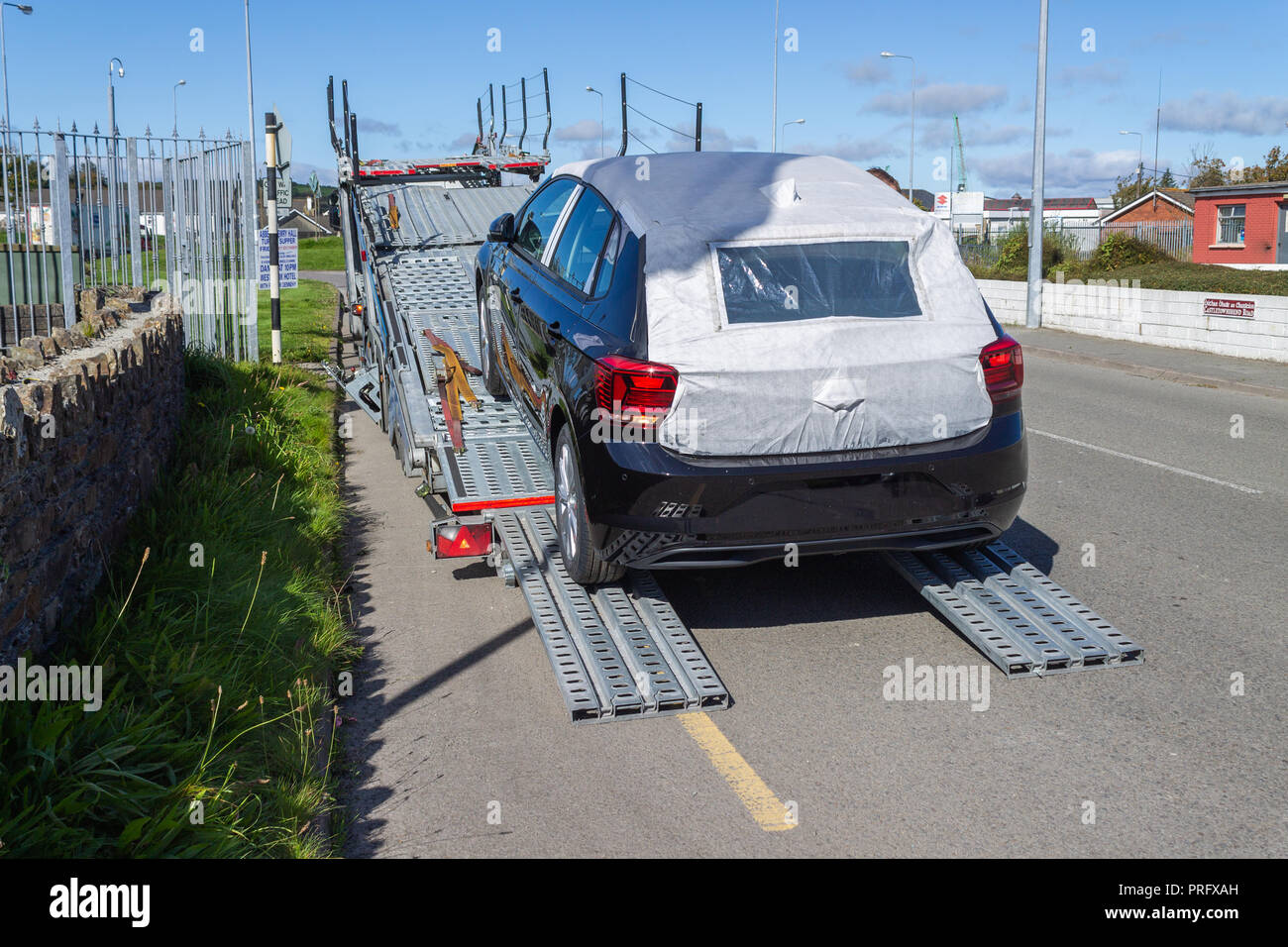 Nuovo di zecca Volkswagen auto viene consegnato a una concessionaria su un trasportatore di auto Foto Stock Nuovo di zecca Volkswagen auto viene consegnato a una concessionaria su un trasportatore di auto Foto Stock