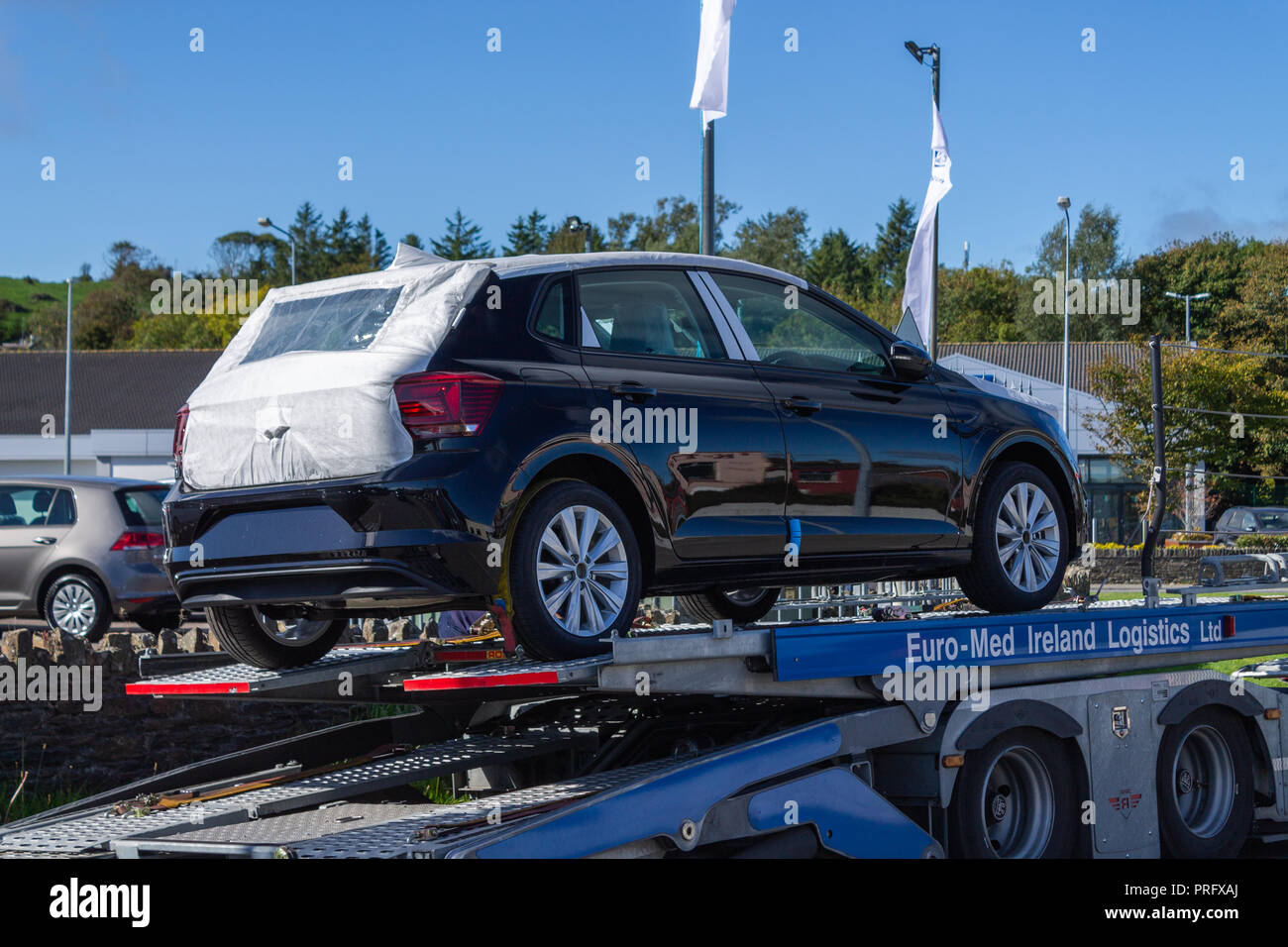 Nuovo di zecca Volkswagen auto viene consegnato a una concessionaria su un trasportatore di auto Foto Stock Nuovo di zecca Volkswagen auto viene consegnato a una concessionaria su un trasportatore di auto Foto Stock