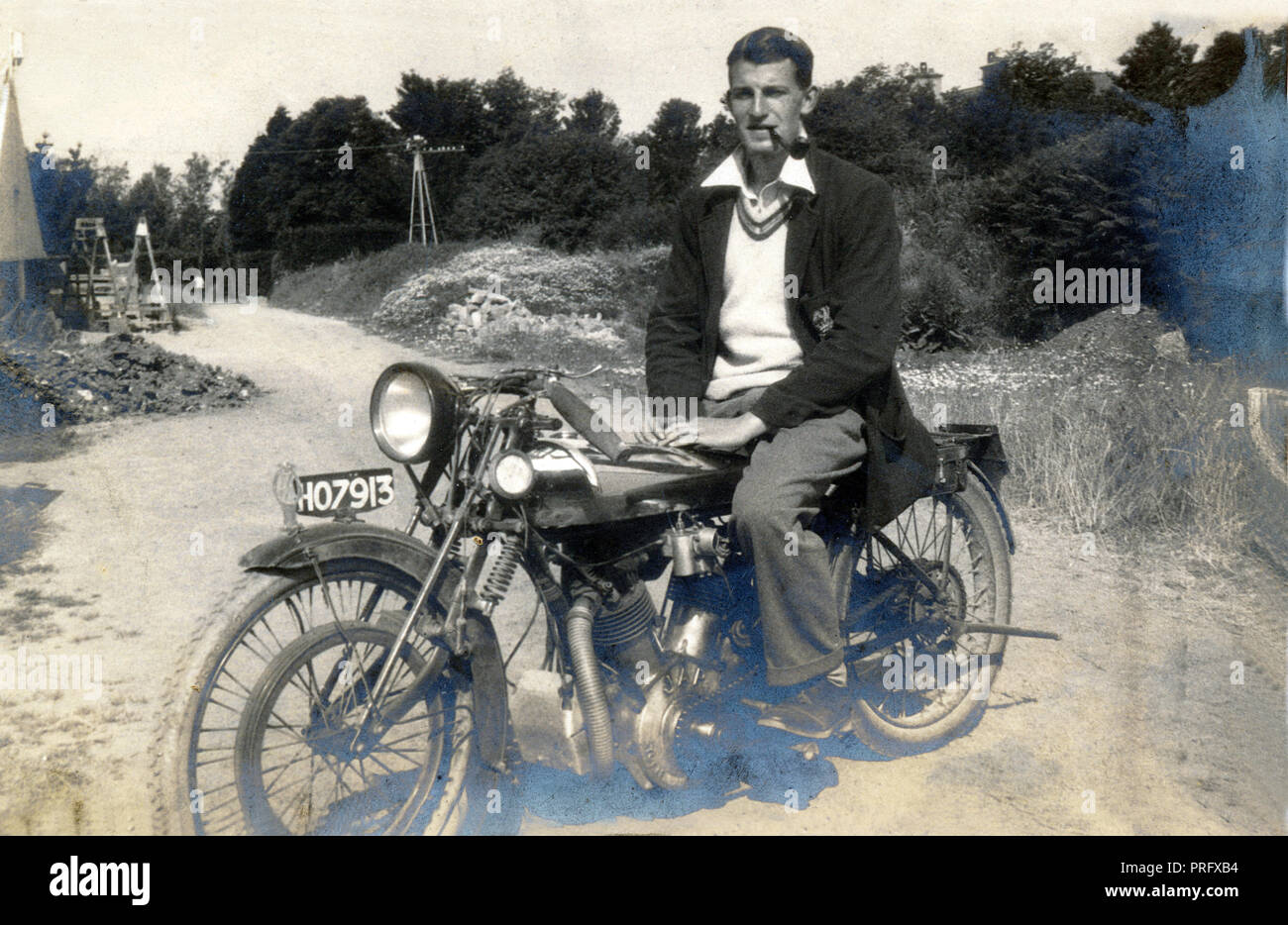 Elegante giovane uomo seduto sul suo 'Special' vintage modified moto nei primi anni trenta Foto Stock