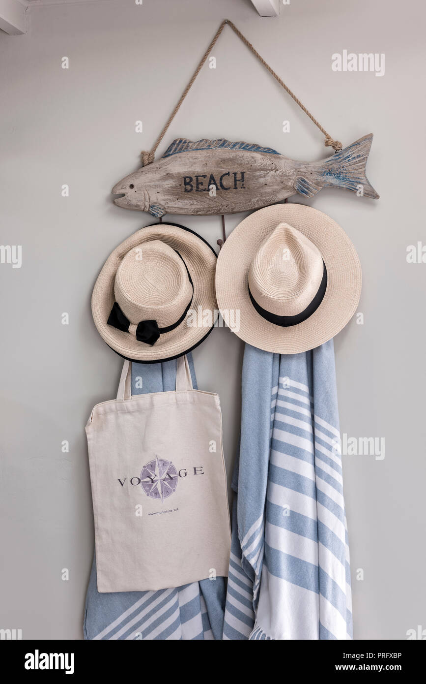 Driftwood il pesce con la sola parola "spiaggia", sunhats e asciugamani Foto Stock