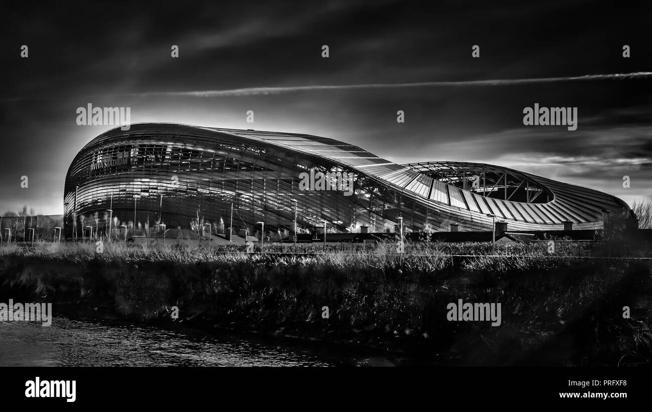 Dublino, Irlanda, marzo 2018, vista dello stadio Aviva dalla riva del fiume Dodder Foto Stock