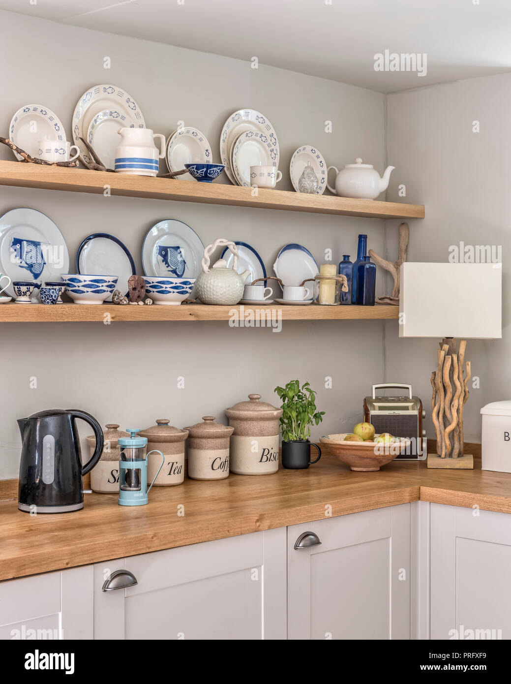 Raccolta di blu e bianco con stoviglie driftwood lampbase nella cucina del Devon cottage Foto Stock