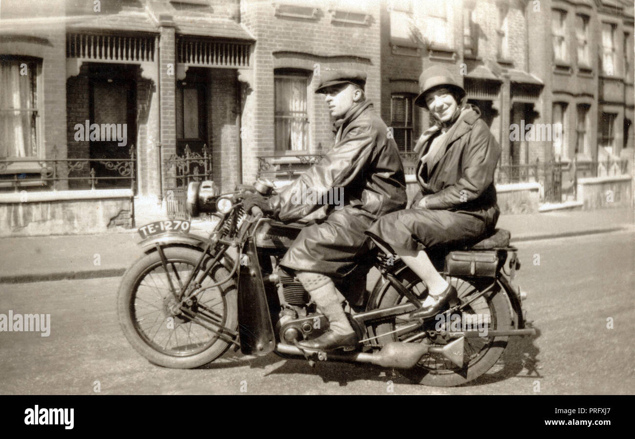 L uomo e la donna sulla loro 1928/9 Nuova Imperial 500cc ohv porta doppia solo motociclo in strada nei primi anni trenta Foto Stock