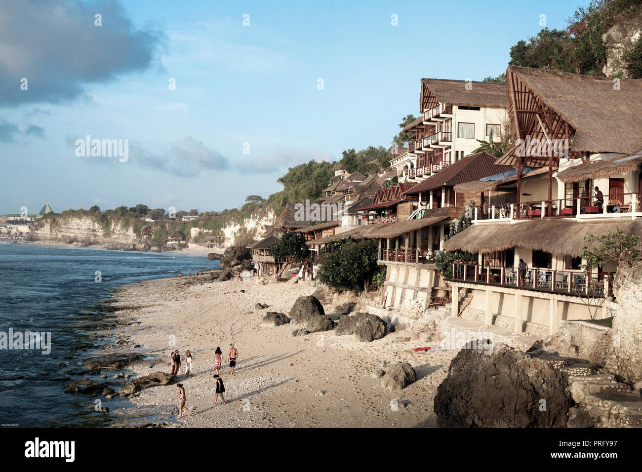 Surfer alloggio su una collina a Bingin spiaggia di Bali, Indonesia Foto Stock