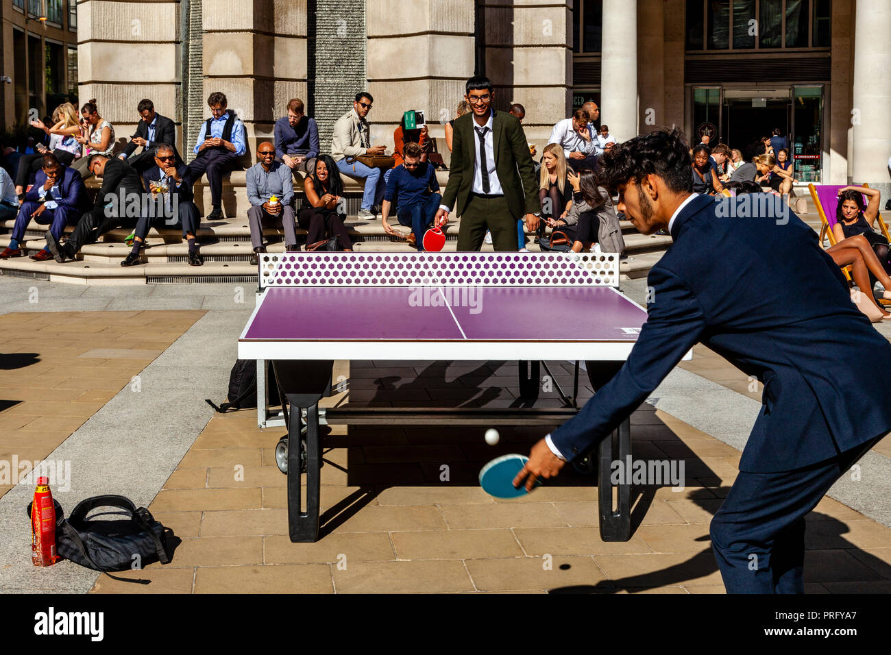 Ufficio lavoratori giocando a ping-pong (Ping Pong) durante la loro ora di pranzo, Paternoster square, London, Regno Unito Foto Stock