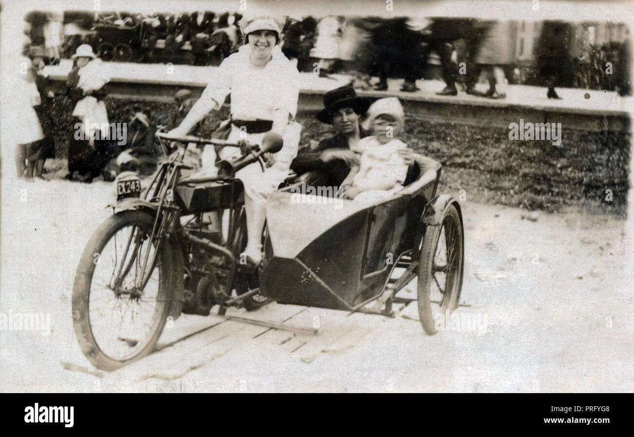 Due signore e una giovane ragazza in posa per la fotografia sul 1920 Rudge  Multi 500cc solo motociclo & sidecar combinazione sulla spiaggia in riva al  mare a circa Foto stock - Alamy