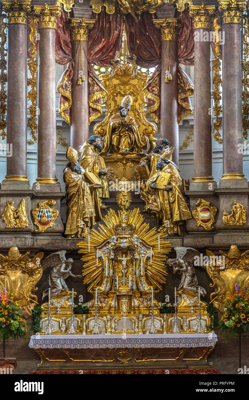 L'altare nella chiesa di St Peter, una chiesa cattolica romana nella parte interna della città di Monaco di Baviera, Germania. Foto Stock