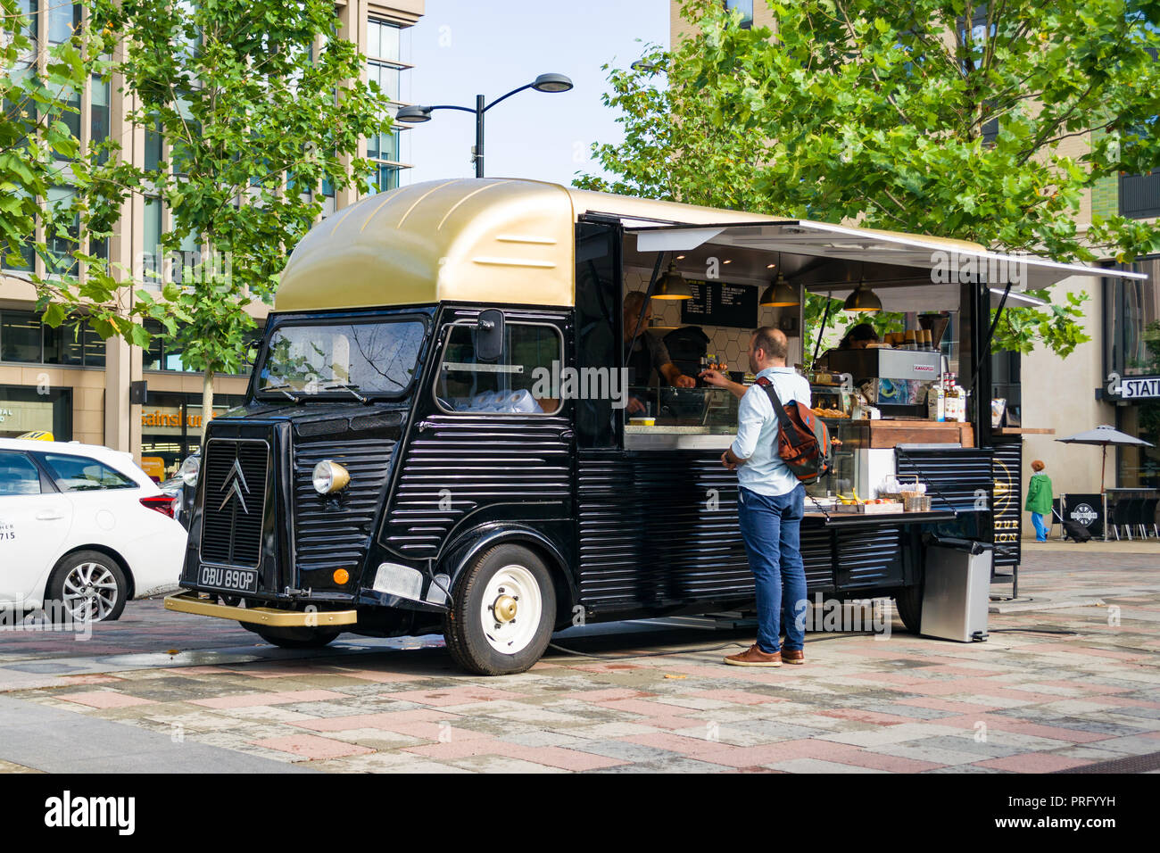 Un mobile di caffè e bevande rinfrescanti shop veicolo con il cliente la navigazione, Cambridge Station Square, Regno Unito Foto Stock