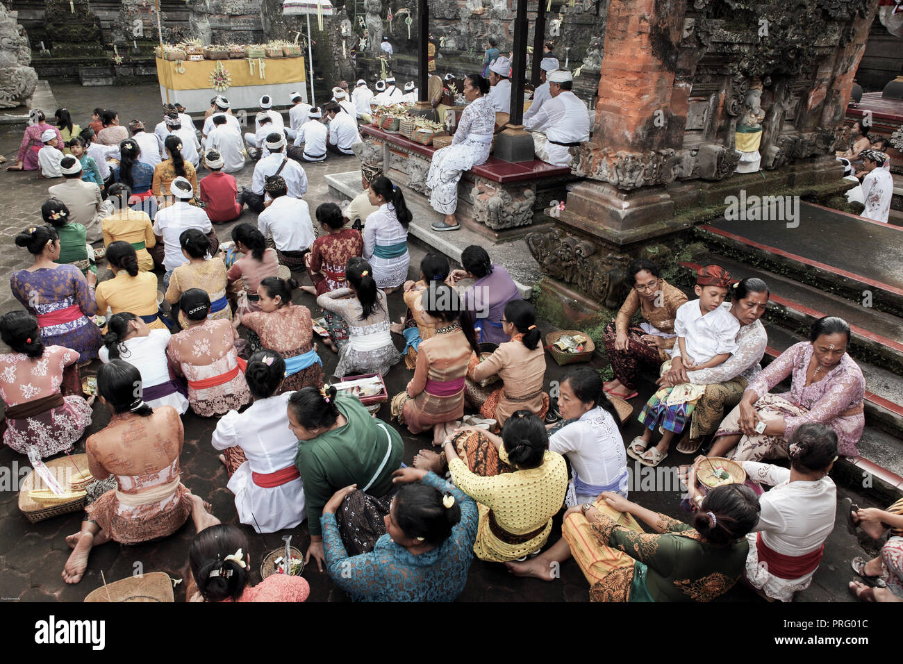 Tempio indù cerimonia in Ubud, Bali, Indonesia, sud-est asiatico Foto Stock