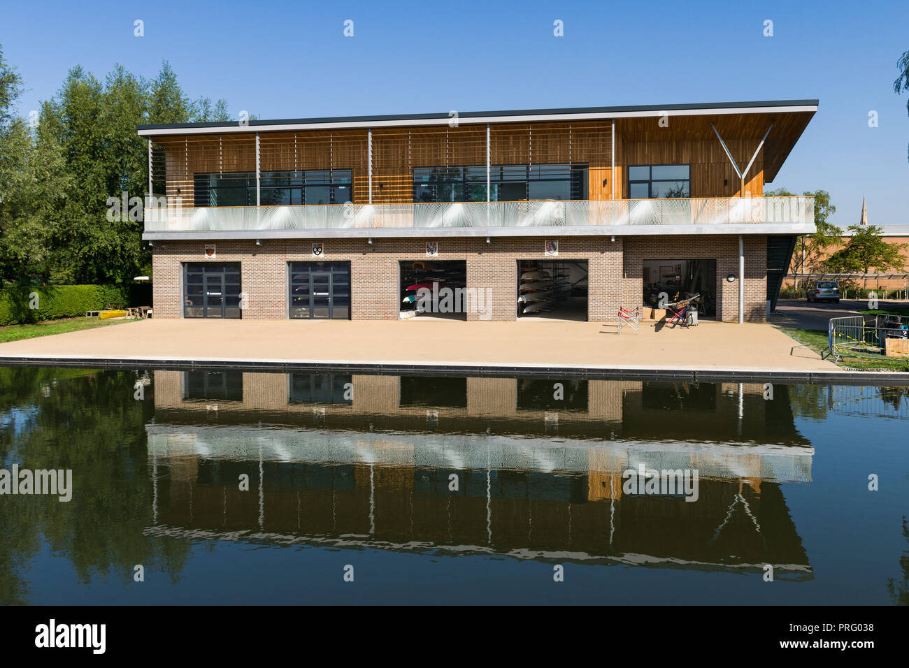 Esterno del Selwyn College Boat Club di edificio con il fiume Cam in primo piano, Cambridge, Regno Unito Foto Stock