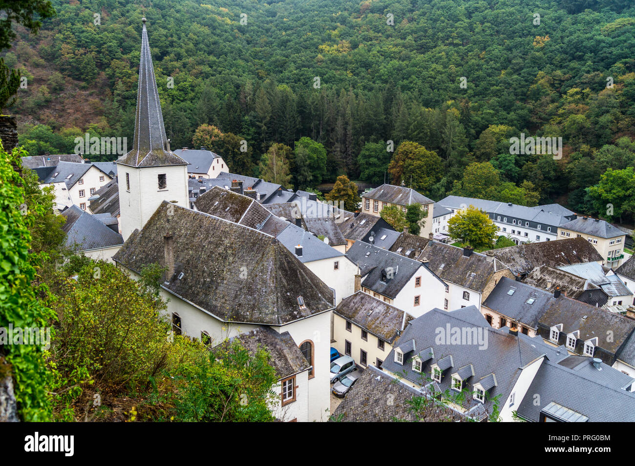 Vista del paese dal Castello dei Conti di Esch-sur-Sûre, del XIII secolo, Granducato del Lussemburgo Foto Stock