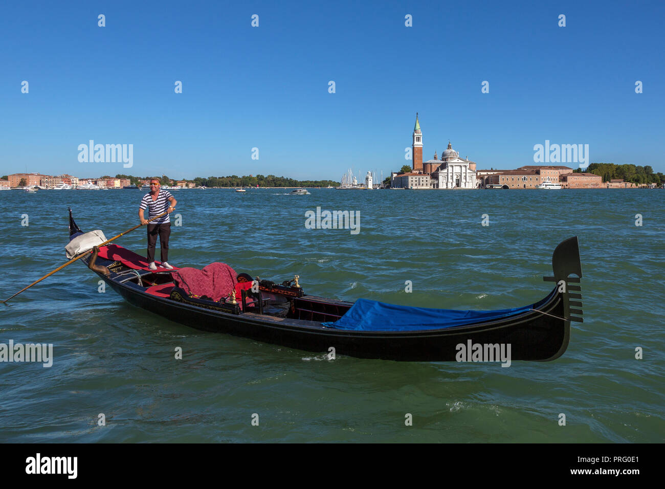In Gondola e la chiesa benedettina sull'Isola di San Giorgio Maggiorea nella Laguna veneziana, Venezia, Italia. Foto Stock