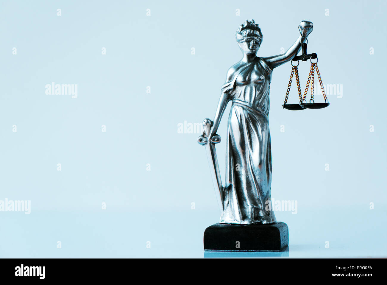 Signora giustizia statua in ufficio di legge. Figurine con gli occhi bendati, equilibrio e la spada è la personificazione della forza morale nel sistema giudiziario e la sua origine è Foto Stock