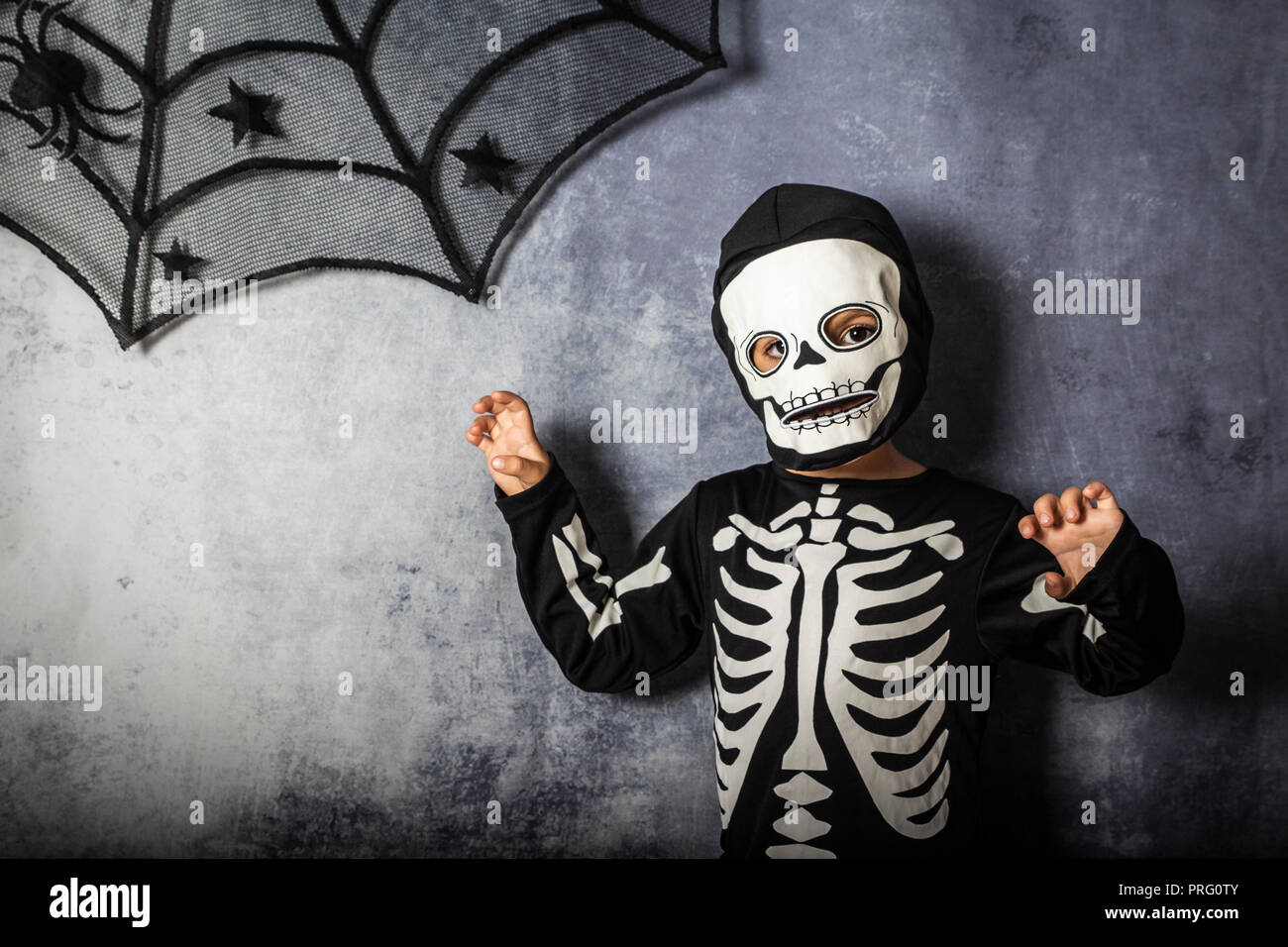 Ragazzino in uno scheletro di costume sul carnevale di Halloween Foto stock  - Alamy