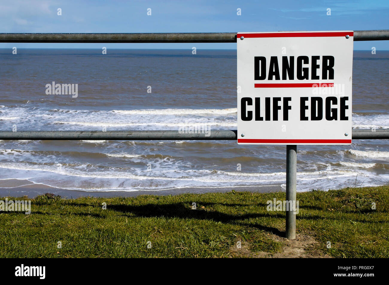 Pericolo instabile Cliff Edge segno di avvertimento, Caister-on-Sea, Norfolk, Inghilterra Foto Stock