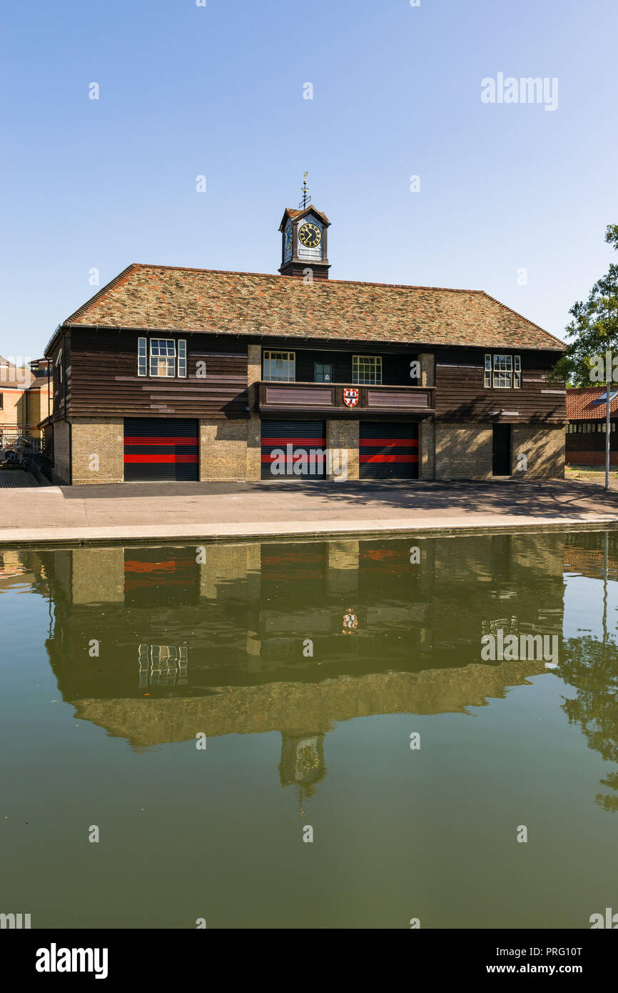 Esterno del Jesus College Boathouse dal fiume Cam su una soleggiata giornata estiva, Cambridge, Regno Unito Foto Stock