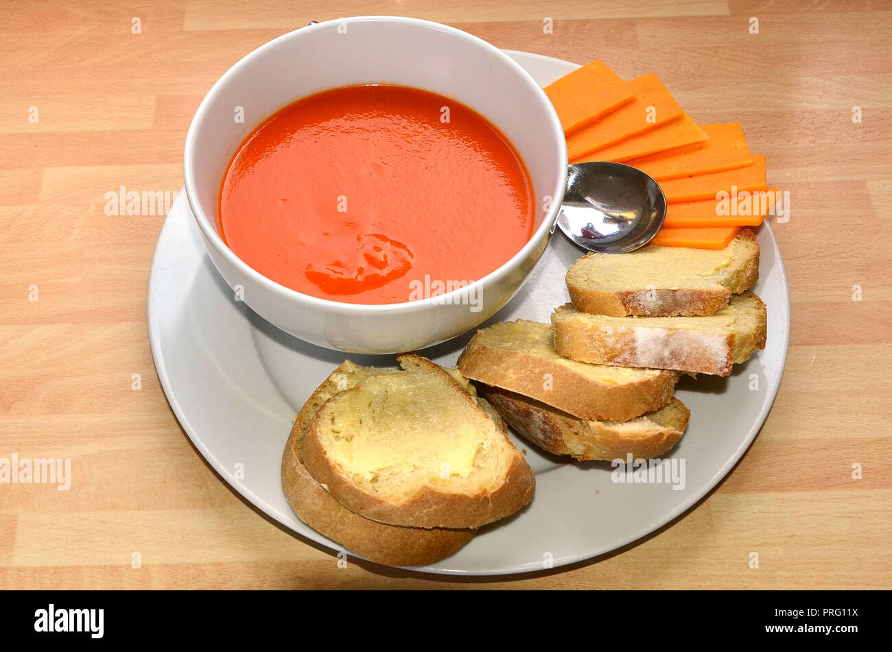 Zuppa di pomodoro con pane e burro Foto Stock