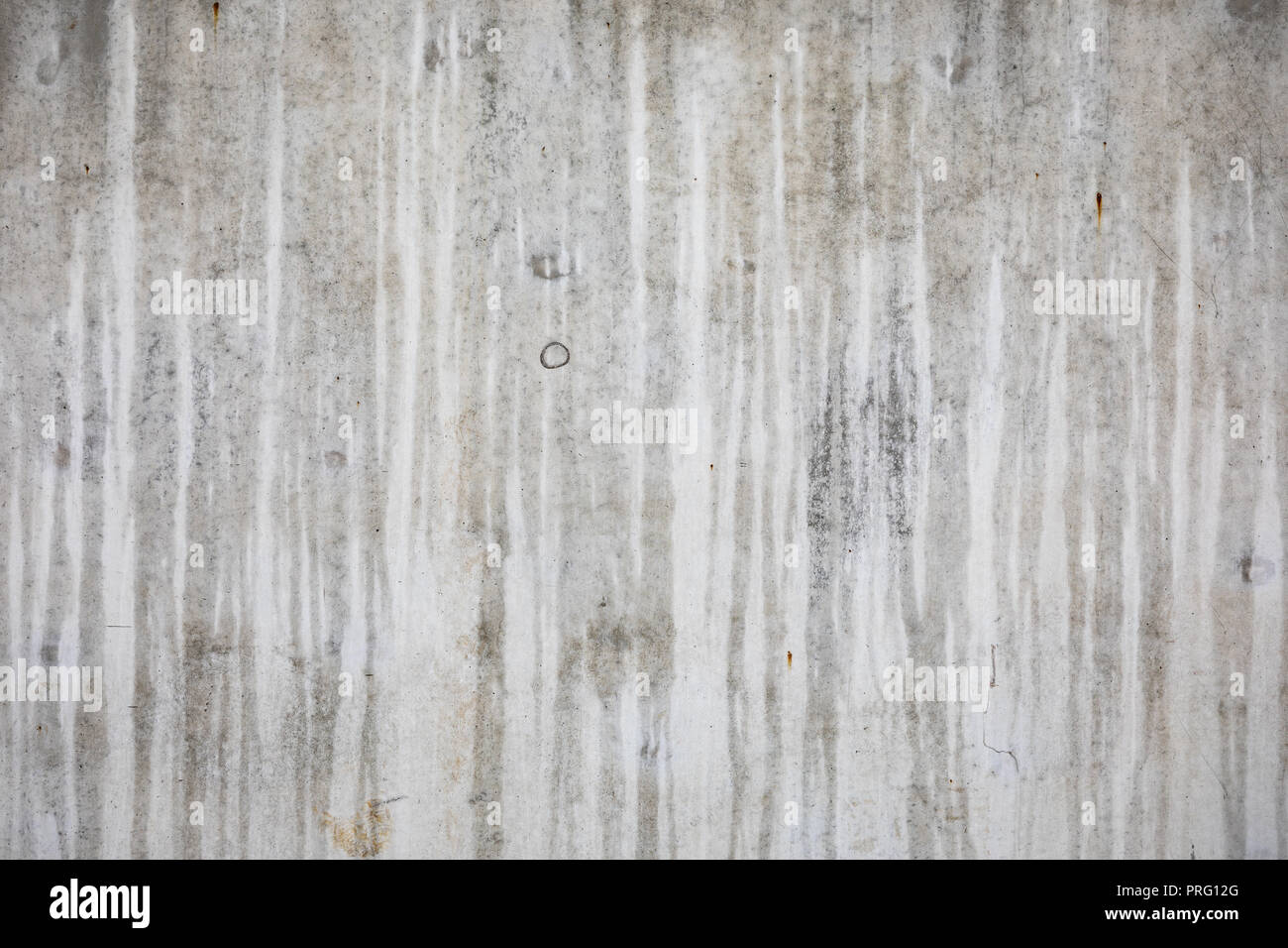 Calcestruzzo bagnato sullo sfondo della parete a Rainy day Foto Stock