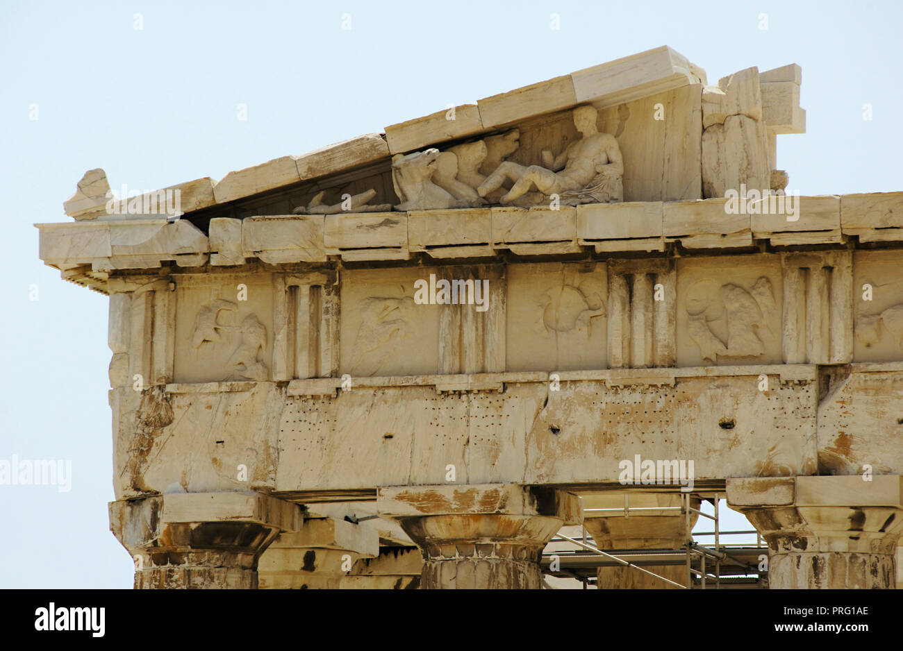 La Grecia. Atene. Acropoli. Il Partenone. L'ordine dorico. Dettagli architettonici. Cornicione: cornice (frontone e rastrellando cornicione), fregio (trygliphs e metope), architrave e capitelli (Abacus e echinus). V secolo A.C. Foto Stock