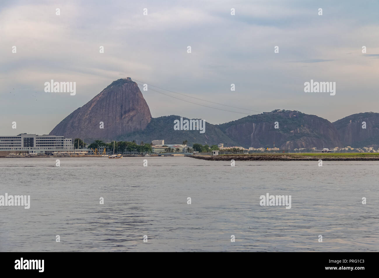 La Montagna Sugar Loaf vista dalla baia di Guanabara e per l'Aeroporto di Rio de Janeiro - Rio de Janeiro, Brasile Foto Stock