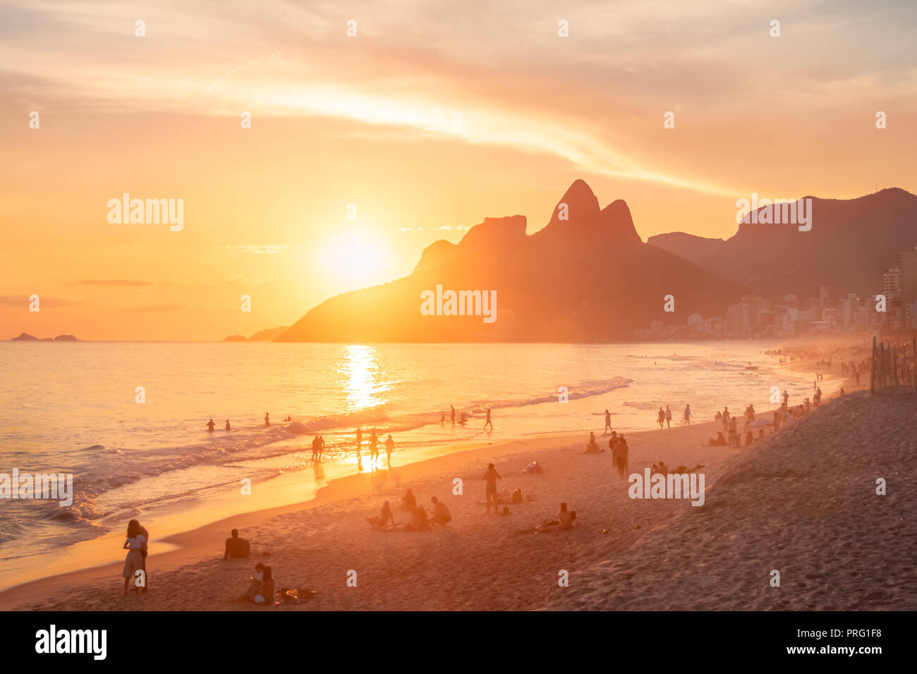 La spiaggia di Ipanema e due fratelli (Dois Irmaos) montagna al tramonto - Rio de Janeiro, Brasile Foto Stock