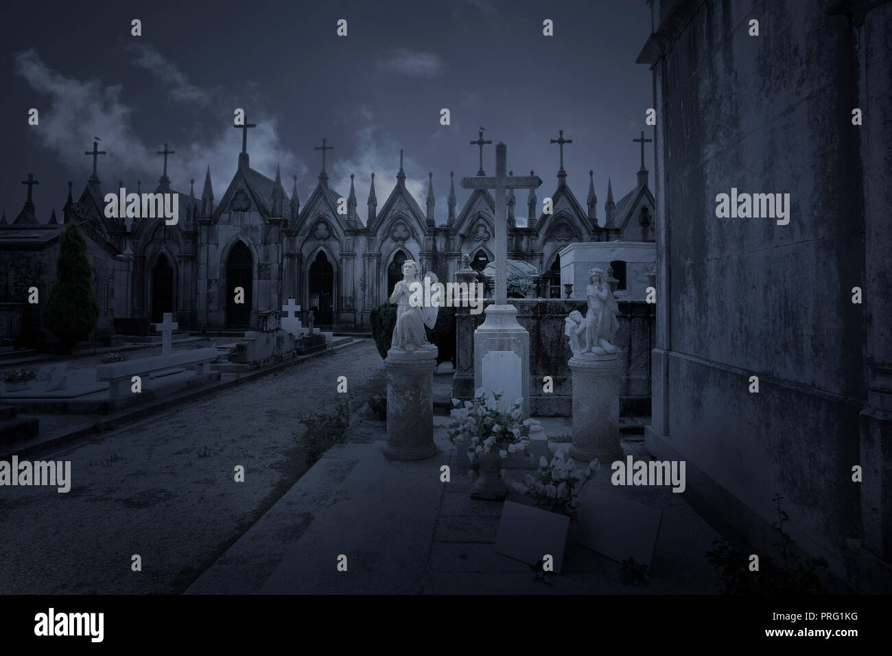 Vecchio Cimitero eropean di notte Foto Stock