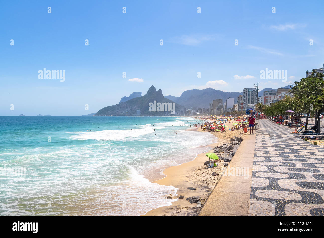 La spiaggia di Ipanema e due fratelli (Dois Irmaos) Montagna - Rio de Janeiro, Brasile Foto Stock