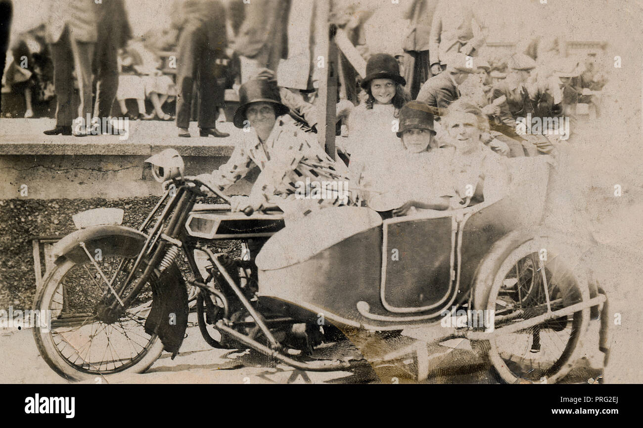 Donne e due bambine posano per una fotografia su un 1915 Lea Francesco V Twin moto & sidecar combinazione al mare circa 1915 Foto Stock