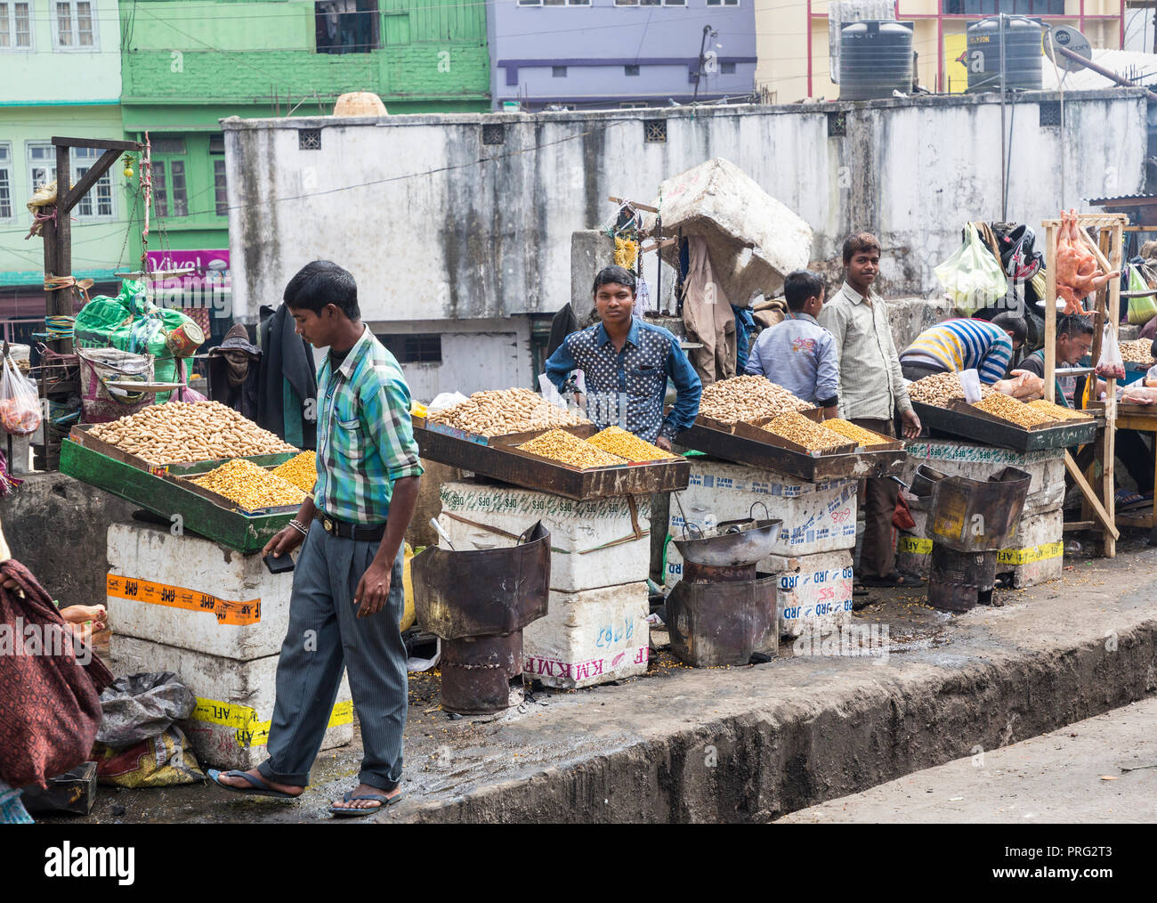 I dadi cotti in vendita nel mercato di strada di Shillong, Meghalaya, India Foto Stock