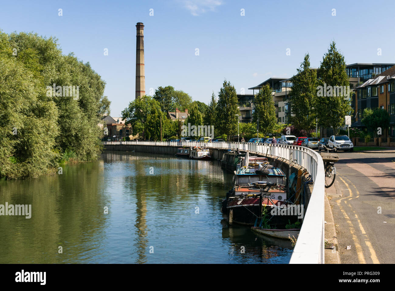 Vista lungo il fiume Cam con Cambridge Museo della Tecnologia chimney in background, Cambridge, Regno Unito Foto Stock