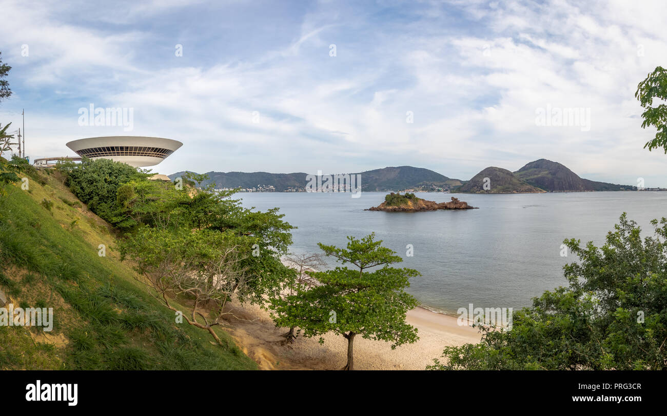 Niteroi Museo di Arte Contemporanea (MAC) e alla spiaggia di Boa Viagem - Niteroi, Rio de Janeiro, Brasile Foto Stock