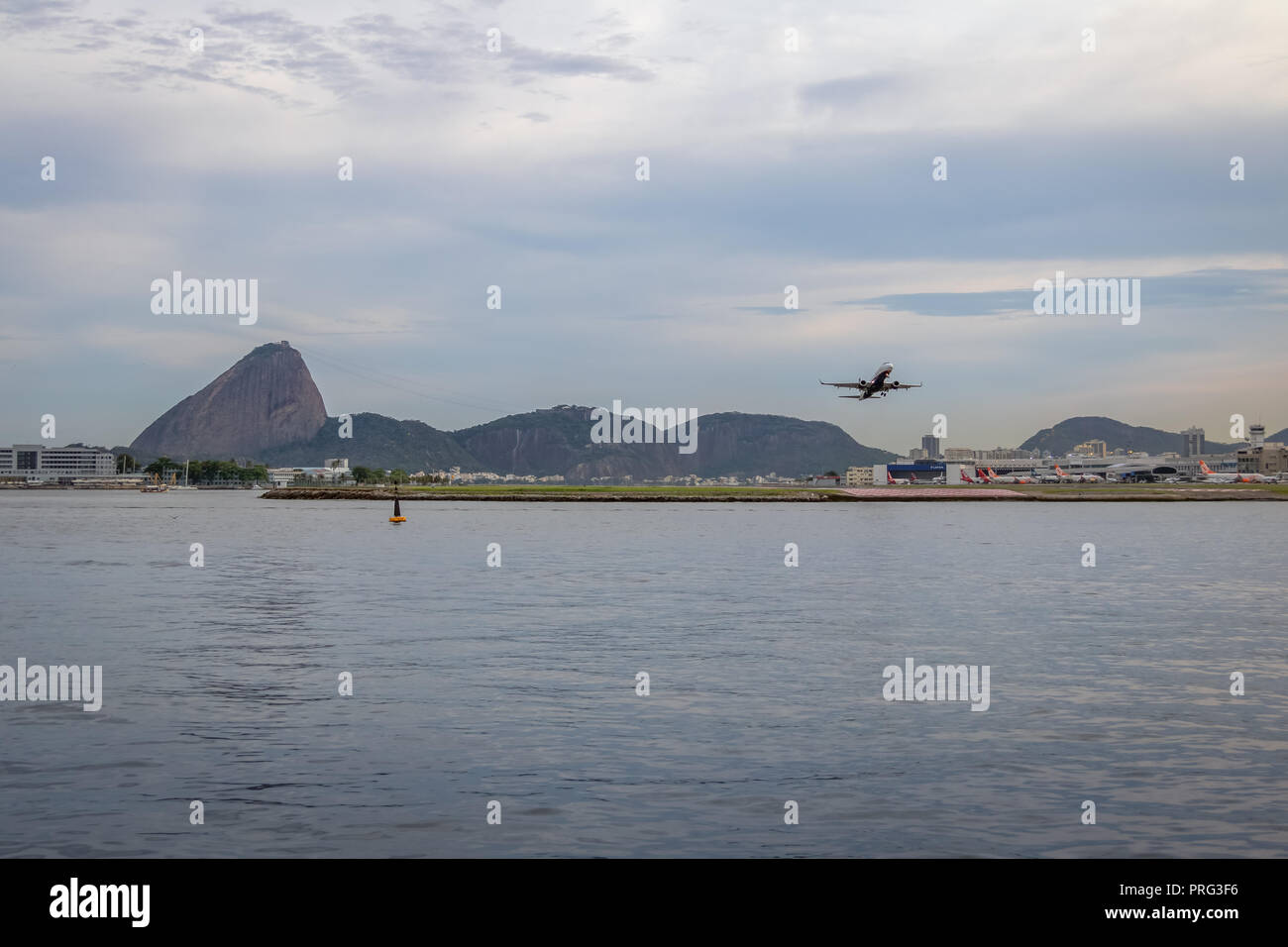 Piano tenendo fuori all'Aeroporto di Rio de Janeiro con il Pan di Zucchero sullo sfondo - Rio de Janeiro, Brasile Foto Stock