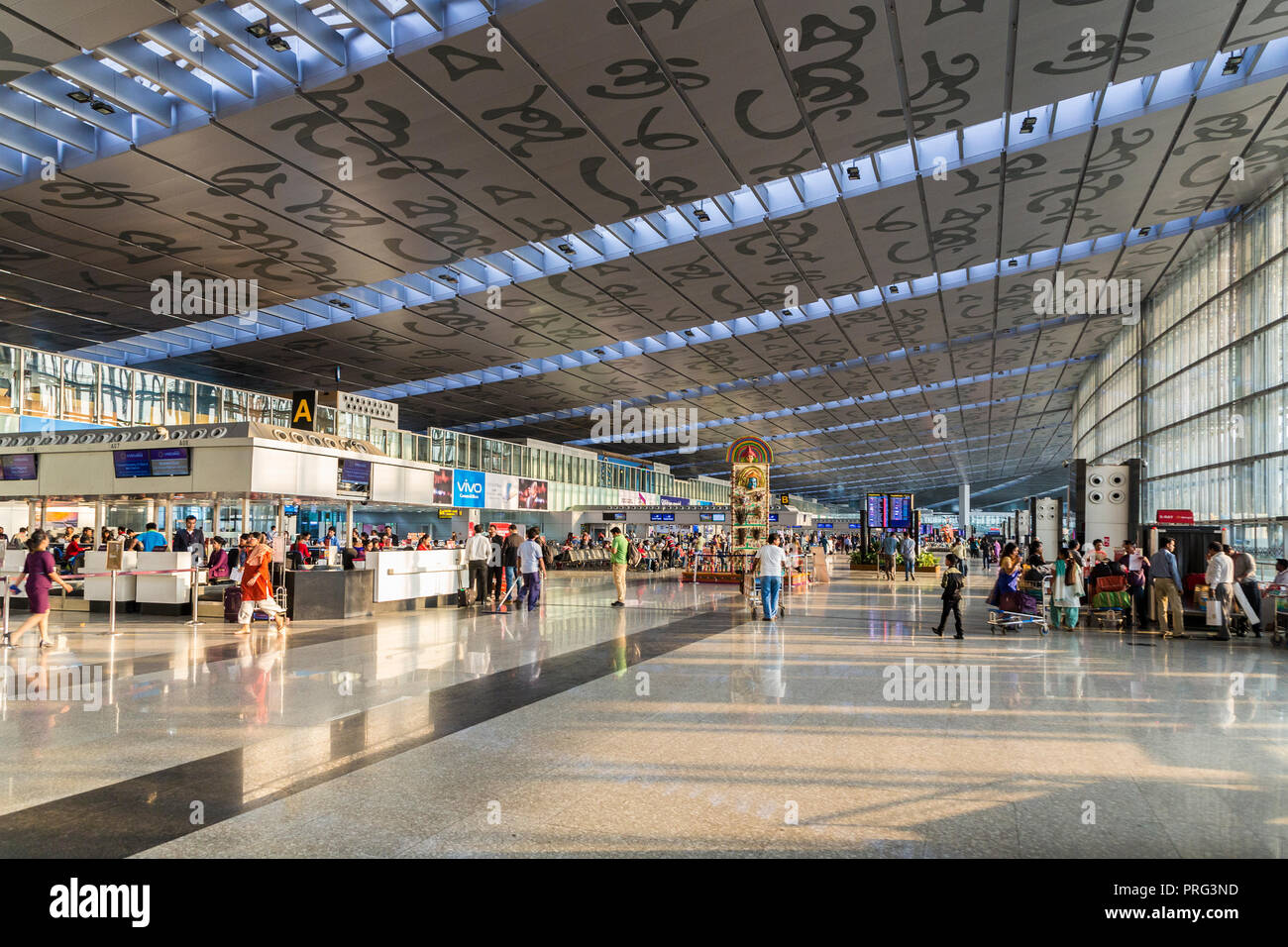 Partenze banchi check-in, aeroporto di Kolkata, India Foto Stock