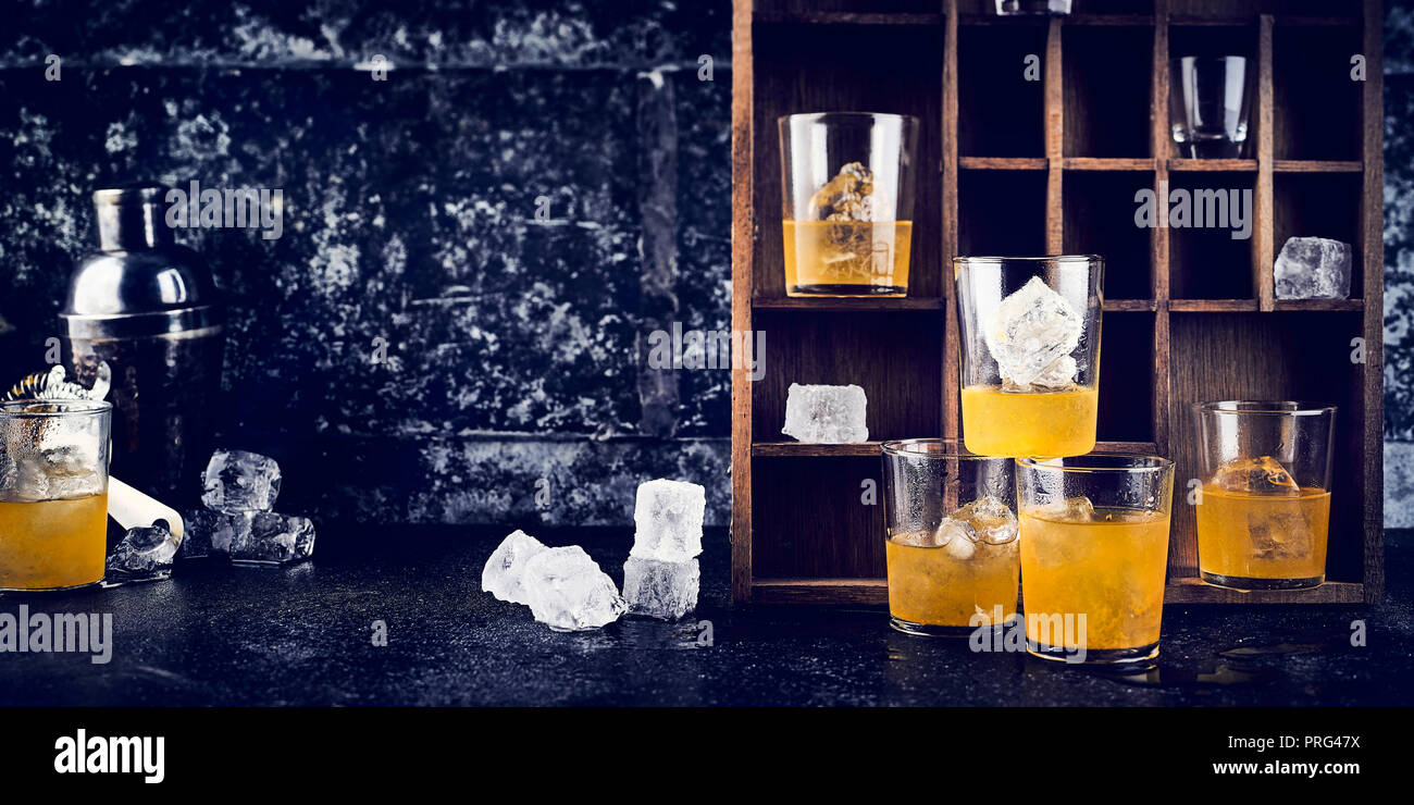 Giallo Vodka on the rocks Foto Stock