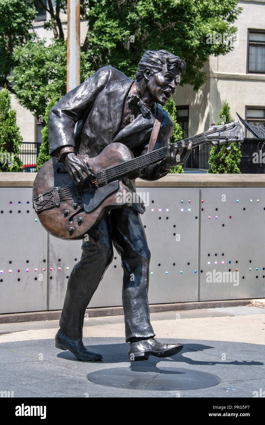 Statua di rock and roll legend Chuck Berry su Delmar Boulevard, Delmar Loop, St. Louis, Missouri, Stati Uniti d'America Foto Stock